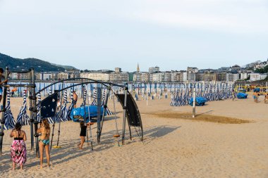 San Sebastian, İspanya - 7 Temmuz 2023: La Concha Körfezi 'ndeki Ondarreta plajında şemsiyeler.