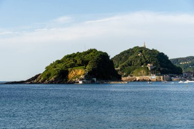 San Sebastian, İspanya - 7 Temmuz 2023: Santa Clara Adası ve Monte Urgull La Concha Körfezi manzarası