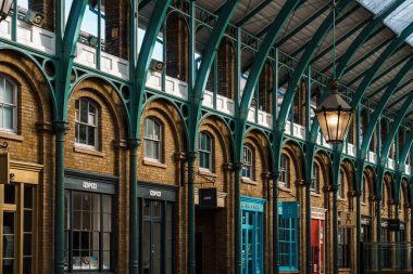 LONDON, İngiltere - 25 Ağustos 2023: Covent Garden Market 'in iç görünümü. Londra 'nın batı ucunda yer alan Covent Garden lüks moda ve güzellik mağazalarıyla ünlüdür.