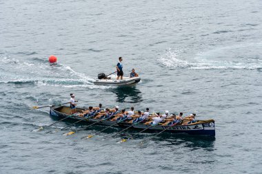 San Sebastian, İspanya - 8 Temmuz 2023: San Sebastian 'daki La Concha körfezinde Eusko Label ve Euskotren 2023 ligi sırasında tekne yarışları. Kadın yarışması. Amenabar teknesi