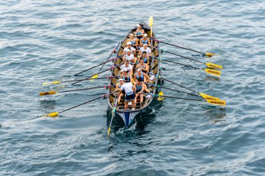 San Sebastian, İspanya - 8 Temmuz 2023: San Sebastian 'daki La Concha körfezinde Eusko Label ve Euskotren 2023 ligi sırasında tekne yarışları. Kadın yarışması. Amenabar teknesi