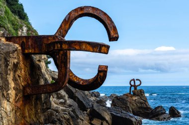 San Sebastian, İspanya - 9 Temmuz 2023 El Peine del Viento, Monte Igueldo sahilinde yer alan çelik heykel koleksiyonudur.