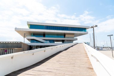 Valencia, İspanya - 30 Temmuz 2023: Veles e Vents pavyonu Valencia limanında. Amerika Kupası Binası ünlü İngiliz mimar David Chipperfield tarafından tasarlandı.