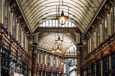 Londra, İngiltere - 25 Ağustos 2023: Londra 'daki ünlü Leadenhall Market' in iç görünümü. Londra 'nın en eski pazarlarından biridir.