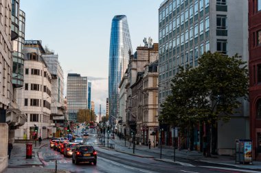 Londra, İngiltere - 26 Ağustos 2023: Karanlık çöktüğünde Blackfriars Köprüsü yakınlarında yoğun trafik.