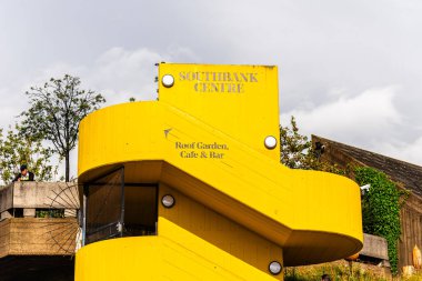 Londra, İngiltere - 26 Ağustos 2023: Southbank Centre. Ulusal Tiyatro 'nun acımasız mimarisi