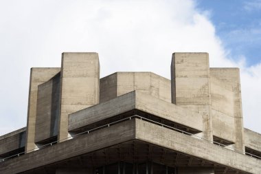 Londra, İngiltere - 26 Ağustos 2023: Southbank Centre. Ulusal Tiyatro 'nun acımasız mimarisi