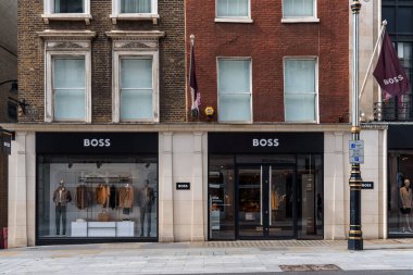 Londra, İngiltere - 27 Ağustos 2023: West End 'deki Bond Caddesi' ndeki büyük lüks moda mağazası. Avrupa 'nın en pahalı ve en çok aranan bölgelerinden biri olan ülke, prestijli ve pahalı bir yer.