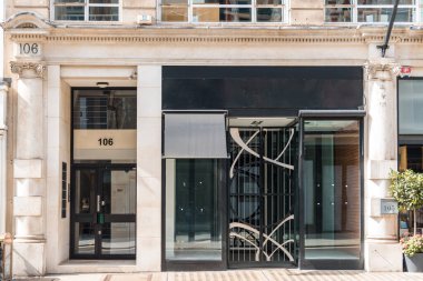 Londra, İngiltere - 27 Ağustos 2023: West End 'deki Bond Caddesi' nde boş bir mağaza. Şirket, prestijli ve pahalı mağazalarıyla Avrupa 'nın en pahalı ve aranan bölgelerinden biri.