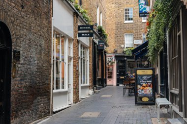 Londra, İngiltere - 27 Ağustos 2023: Carnaby Caddesi yakınlarındaki sokak manzarası. Westminster şehrinin Soho şehrinde yayalara ayrılmış bir alışveriş alanı.