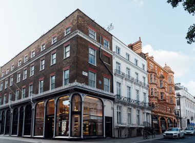 Londra, İngiltere - 27 Ağustos 2023: West End 'deki lüks Bond Caddesi manzarası. Şirket, prestijli ve pahalı mağazalarıyla Avrupa 'nın en pahalı ve aranan bölgelerinden biri.