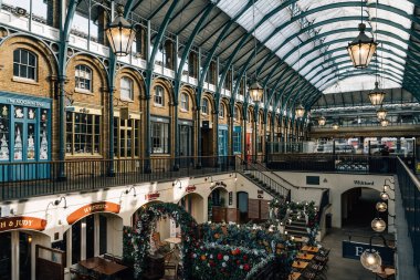 LONDON, İngiltere - 25 Ağustos 2023: Covent Garden Market 'in iç görünümü. Londra 'nın batı ucunda yer alan Covent Garden lüks moda ve güzellik mağazalarıyla ünlüdür.