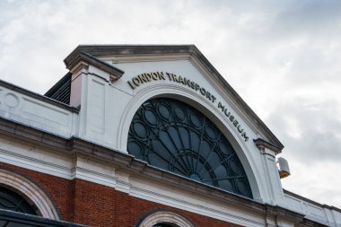 LONDON, İngiltere - 25 Ağustos 2023: Covent Garden 'daki Londra Ulaşım Müzesi. Londra 'nın batı ucunda yer alan Covent Garden lüks moda ve güzellik mağazalarıyla ünlüdür.