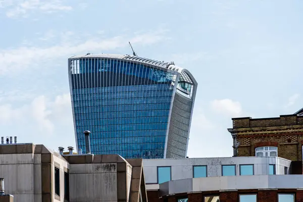 ロンドン イギリス 2023年8月25日 ロンドン市内の20のフェンチャーチ ストリート商業高層ビルまたはウォルキー タルキーの景色 コピーのためのスペースが付いている白い雲が付いている青い空に対する眺め — ストック写真