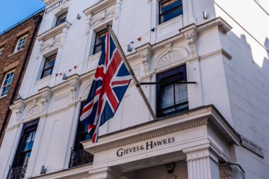 Londra, İngiltere - 27 Ağustos 2023: Gieves ve Hawkes Savile Row 'da özel dikim pankart mağazası