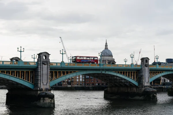 ロンドン イギリス 2023年8月26日 ロンドン市のセントポール大聖堂に対してテムズ川を渡る赤いバス 夕暮れを見る — ストック写真