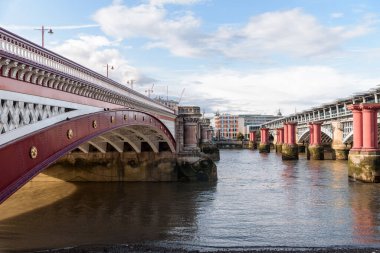 Thames Nehri 'nin yanındaki Londra şehri. Blackfriars Köprüsü