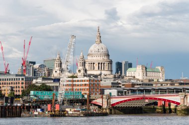 Londra 'nın panoramik görüntüsü Thames nehrinden gündüz boyunca gökyüzü