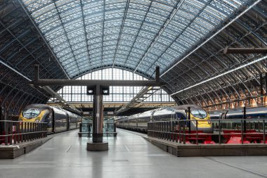 Londra, İngiltere - 25 Ağustos 2023: St Pancras Uluslararası Tren İstasyonu