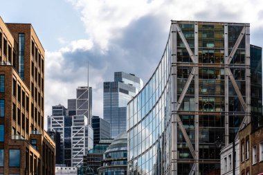 Londra, İngiltere - 25 Ağustos 2023: Liverpool Caddesi yakınlarındaki Londra şehrindeki modern ofis binalarının görüntüsü. Bishopsgate Mahkemesi