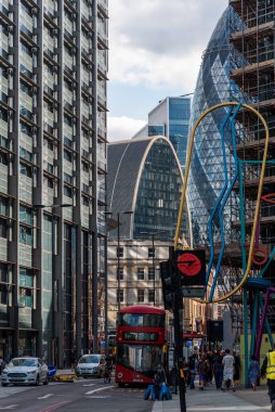 Londra, İngiltere - 25 Ağustos 2023: Liverpool Caddesi yakınlarındaki Londra şehrindeki modern ofis binalarının görüntüsü. Bishopsgate Mahkemesi