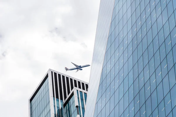 London August 2023 Airplane Flying Skyscrapers View Modern Office Buildings — Stock Photo, Image