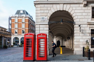 LONDON, İngiltere - 25 Ağustos 2023: Covent Garden bölgesindeki Kraliyet Opera Salonu 'nun manzarası. Covent Garden lüks moda ve güzellik mağazaları, restoranlar ve tiyatrolarıyla ünlüdür.