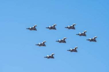 Madrid, İspanya - 12 Ekim 2023: İspanya Ulusal Bayram günü silahlı kuvvetlerin geçit töreni sırasında dokuz EF-2000 Eurofighter savaş uçağı düzenlendi