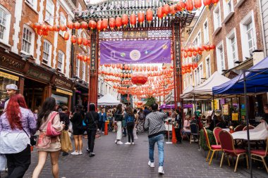 LONDON, İngiltere - 27 Ağustos 2023: Westminster 'daki Soho Mahallesi' nde Çin Mahallesi. Çin restoranları ve dükkanları içeriyor.