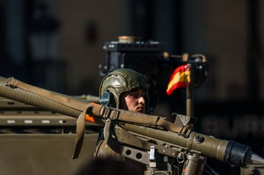 Madrid, İspanya - 12 Ekim 2023: İspanya Ulusal Bayramında silahlı kuvvetlerin geçit töreni sırasında taşınabilir uçaksavar füzeli asker.