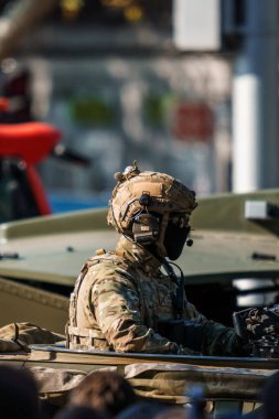 Madrid, İspanya - 12 Ekim 2023: İspanya Ulusal Tatil Günü silahlı kuvvetlerin geçit töreni sırasında araca monte edilmiş kamuflaj üniformalı topçu.