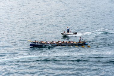 San Sebastian, İspanya - 8 Temmuz 2023: San Sebastian 'daki La Concha körfezinde Eusko Label ve Euskotren 2023 ligi sırasında tekne yarışları. Kadın yarışması. Rekabetten önce Amenabar teknesi. Pereira teknesi