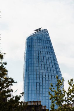 LONDON, İngiltere - 25 Ağustos 2023: Londra 'da bir Blackfriars apartmanı gökdeleni. Güneşli bir günde gökyüzüne bak