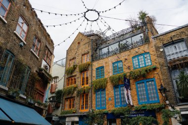 Londra, İngiltere - 27 Ağustos 2023: Covent Garden 'daki Seven Dials Area Londra' nın batı ucu. Neals Yard