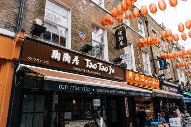 LONDON, İngiltere - 27 Ağustos 2023: Westminster 'daki Soho Mahallesi' nde Çin Mahallesi. Çin restoranları ve dükkanları içerir. Tao Tao Ju Restoranı