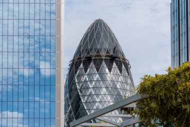 Londra, İngiltere - 25 Ağustos 2023: The Gherkin Building veya Norman Foster mimarlarının 30 St. Mary Axe 'i. Londra Şehri