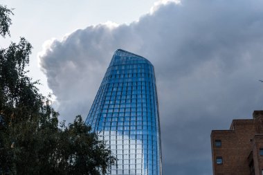 LONDON, İngiltere - 26 Ağustos 2023: Londra 'da bir Blackfriars apartmanı gökdeleni. Gökyüzüne karşı göster