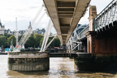 LONDON, İngiltere - 26 Ağustos 2023: Londra 'daki Golden Jubilee Köprüsü.