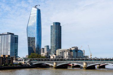 LONDON, İngiltere - 26 Ağustos 2023: Thames Nehri 'nin yanındaki Londra şehri. Güney Yakası