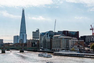 LONDON, İngiltere - 26 Ağustos 2023: Thames Nehri 'nin yanındaki Londra şehri. Güney Yakası