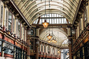 Londra, İngiltere - 25 Ağustos 2023: Londra 'daki ünlü Leadenhall Market' in iç görünümü. Londra 'nın en eski pazarlarından biridir.