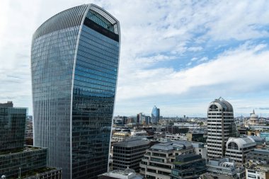 Londra, İngiltere - 25 Ağustos 2023: Londra 'nın panoramik manzarası. 20 Fenchurch Sokağı ticari gökdeleni ön planda