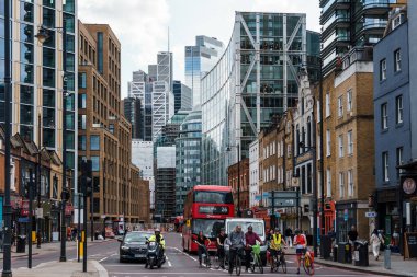 Londra, İngiltere - 25 Ağustos 2023: Bishopsgate Court 'un Londra' daki görüntüsü. Londra 'da işlek cadde