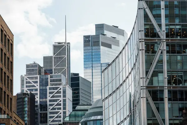 Londra, İngiltere - 25 Ağustos 2023: Liverpool Caddesi yakınlarındaki Londra şehrindeki modern ofis binalarının görüntüsü. Bishopsgate Mahkemesi