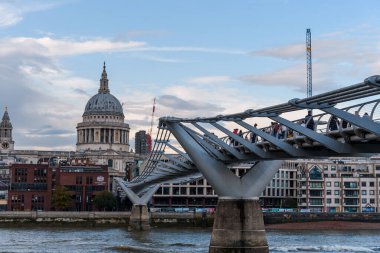 LONDON, İngiltere - 26 Ağustos 2023: Millennium Köprüsü Thames Nehri üzerinde