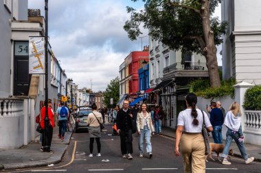 LONDON, İngiltere - 26 Ağustos 2023: Portobello Road Market, Notting Hill 'de ünlü bir antika caddesi.