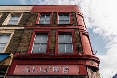 LONDON, İngiltere - 26 Ağustos 2023: Notting Hill 'deki Portobello Yolu' ndaki Antika ve Vintage Stores