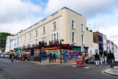 LONDON, İngiltere - 26 Ağustos 2023: Portobello Road Market, Notting Hill 'de ünlü bir antika caddesi.