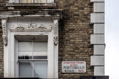 Londra, İngiltere - 26 Ağustos 2023: Notting Hill 'deki Portobello Caddesi tabelası