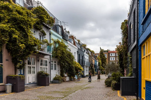 Londra, İngiltere - 26 Ağustos 2023: Portobello Yolu yakınlarındaki Notting Hill Mahallesi 'nde güzel ve rahat bir cadde St. Lukes Mews manzarası